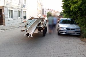 Çaldığı demirleri at arabasına yükleyip kaçarken yakalandı