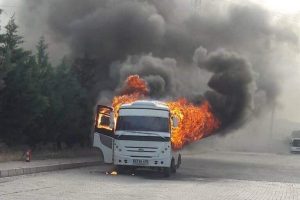 Minibüs alev alev yandı