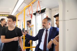 Bursa Büyükşehir Belediye Başkanı Aktaş metroya bindi