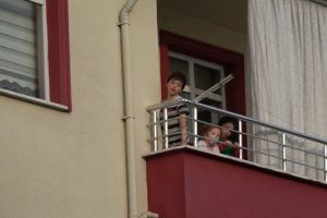 Mahalle halkı endişelendi, evde bırakılan 3 çocuğu polis aldı