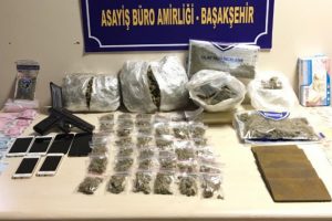 AVM önünde uyuşturucu satanlara operasyon!