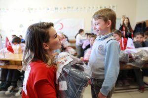 Esra Erol 20 binden fazla çocuğun yüzünü güldürdü