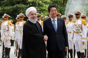 Abe, Ruhani tarafından resmi törenle karşılandı