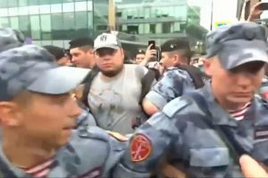 Rusya'da destek yürüyüşünde en az 400 kişi gözaltına alındı