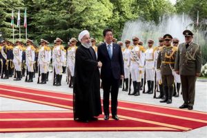 Abe, Ruhani tarafından resmi törenle karşılandı