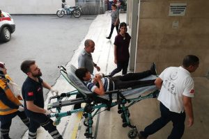 Tel örgülerden düştü, eline demir saplandı