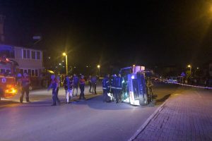 Otomobille çarpışan ambulans devrildi: 4 yaralı