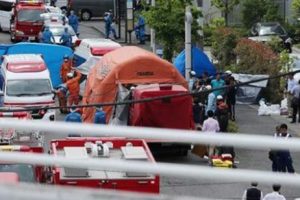 Japonya'da araç öğrencilerin arasına daldı