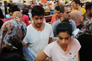 Bursa'da 10 yıl öncesinin fiyatlarına satış yapılınca izdiham yaşandı!