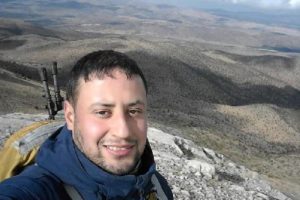 Çığ altında kalan dağcı için arama çalışması yeniden başladı
