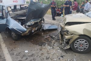 İki otomobil kafa kafaya çarpıştı: 6 yaralı