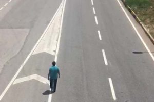 Karayolunda tehlikeli yürüyüş