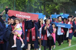 Açıköğretim öğrencileri mezuniyet sevinci yaşadı