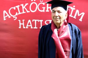 70 yaşında 2'nci üniversiteyi bitirdi