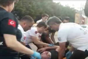 Servis minibüsü taksiye çarptı! 1 kişi...