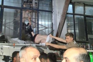 Bursa'da soymaya geldi demir parmaklıkta asılı kaldı