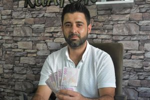 ATM'de bulduğu paranın sahibini arıyor