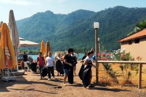 Turistik mahallede sakinlerden çevre temizliği