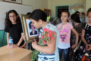 Trafik kazasında ölen Aysel öğretmenin sınıfında hüzünlü karne töreni