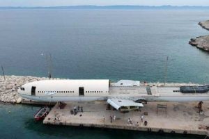 Dev yolcu uçağı denize batırıldı