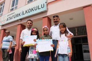Üçüz kız kardeşlerin karne mutluluğu