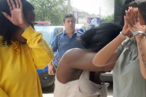 Cep telefonu çalan 3 İsveçli kadın gözaltına alındı
