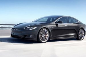 Tesla araç içi eğlence sistemini geliştiriyor!