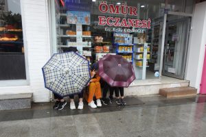 Çorum'da sağanak sürücülere zor anlar yaşattı