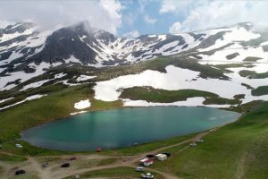 Dağların arasındaki krater gölleri cezbediyor