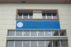 Okul tabelasındaki 'şht' kısaltması, 'şehit' olarak değiştirildi