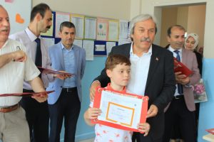 Osmaneli'de öğrencilerin karne heyecanı