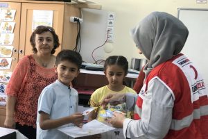 Türk Kızılayı çocukların karne sevincini paylaştı