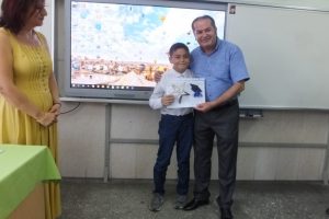 Küçük Alper karnesini babasından aldı