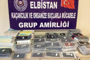 Araçtan 80 bin liralık kaçak cep telefonu ekranı çıktı