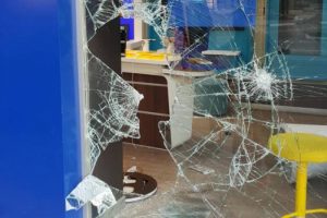Bursa'da 4 maskeli hırsız, 1 dakikada 35 bin liralık malı götürdü