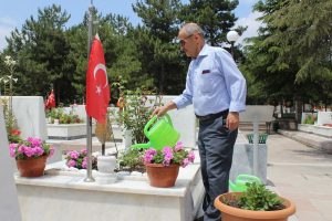 Şehit ailelerinden Babalar Günü'nde Cebeci Askeri Şehitliği'ne ziyaret