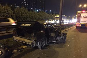 Bariyerlere çarpan otomobil, otobüsün önüne savruldu: 1 yaralı