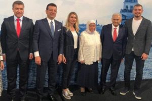 Yayın sonunda aile fotoğrafı çektirildi