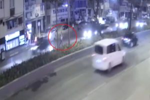 Bursa'da yayaya iki otomobilin çarpma anı kamerada