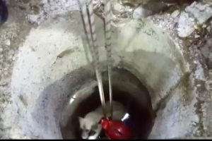 İtfaiye, 18 metre derinliğindeki kuyuya düşen köpeği kurtardı