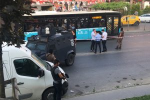 Okmeydanı'nda lüks cipe silahlı saldırı!