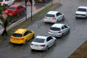 Trabzon'da sağanak yolları göle çevirdi