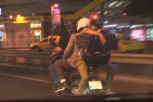Motosiklete hem 3 kişi bindiler hem de valiz taşıdılar