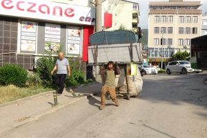 Bursa'da iki tekerlekle kamyon gibi yük çekiyor