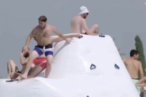 Lazkiye plajında eğlenen Suriyeliler sosyal medyada gündem oldu