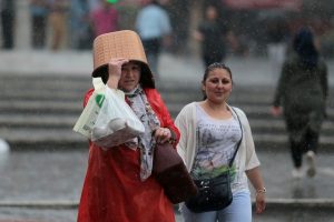 Bursa'da aniden bastıran sağanak yağış zor anlar yaşattı