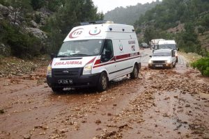 Silifke'de selde yollar çöktü