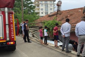 Otomobil evin bahçesine devrildi: 2 yaralı