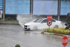 Bursa'da göle dönen caddede yüzüp, balık ağı serdiler