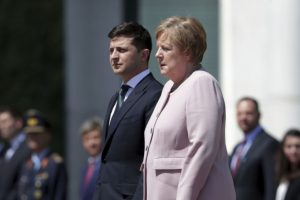 Zelenskiy ile görüşen Merkel fenalaştı